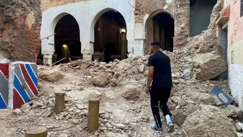Un hombre observa los daños en la histórica ciudad de Marrakech, tras un poderoso terremoto en Marruecos , el 9 de septiembre de 2023. Un hombre observa los daños en la histórica ciudad de Marrakech, tras un poderoso terremoto en Marruecos , el 9 de septiembre de 2023.