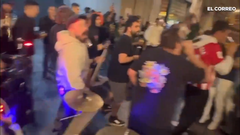 Fiesta improvisada de los jugadores del Athletic con los aficionados por las calles de Bilbao. Fiesta improvisada de los jugadores del Athletic con los aficionados por las calles de Bilbao. - Captura X