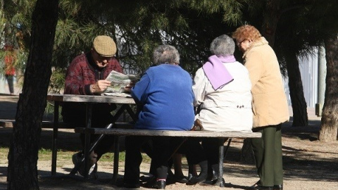 Varios pensionistas en un parque. E.P. Varios pensionistas en un parque. E.P.