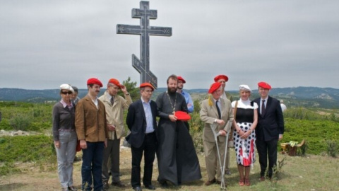 El hoy deán ortodoxo Andrey Kordochkin, junto a un grupo de carlistas, en la cruz erigida en memoria de los zaristas de Franco, en 2012. El hoy deán ortodoxo Andrey Kordochkin, junto a un grupo de carlistas, en la cruz erigida en memoria de los zaristas de Franco, en 2012.