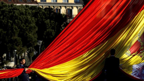 Los presidentes del Congreso, Ana Pastor, y del Senado, Pío García Escudero, presiden el solemne izado de la bandera nacional en la Plaza de Colón de Madrid.- EFE Los presidentes del Congreso, Ana Pastor, y del Senado, Pío García Escudero, presiden el solemne izado de la bandera nacional en la Plaza de Colón de Madrid.- EFE