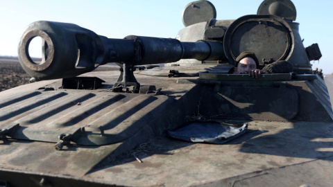 Un militar ucraniano se asoma desde un tanque en una carretera en la región de Donetsk, a 26 de enero de 2023. Un militar ucraniano se asoma desde un tanque en una carretera en la región de Donetsk, a 26 de enero de 2023.