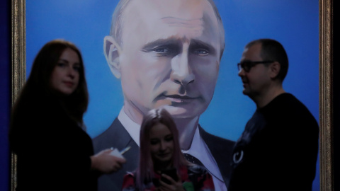 La gente observa un cuadro del presidente Putin en la exhibición de 'SuperPutin'. REUTERS/Maxim Shemetov La gente observa un cuadro del presidente Putin en la exhibición de 'SuperPutin'. REUTERS/Maxim Shemetov