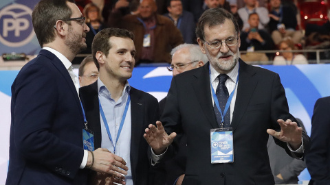 Mariano Rajoy, presidente del Gobierno y del PP, junto a los vicesecretarios Javier Maroto y Pablo Casado, en la primera jornada del XVIII Congreso nacional del partido. EFE/Javier Lizón Mariano Rajoy, presidente del Gobierno y del PP, junto a los vicesecretarios Javier Maroto y Pablo Casado, en la primera jornada del XVIII Congreso nacional del partido. EFE/Javier Lizón