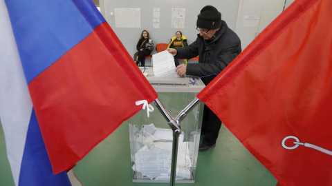 Un ciudadano ruso deposita su voto durante las elecciones presidenciales en San Petersburgo, Rusia. 15-03-2024. Un ciudadano ruso deposita su voto durante las elecciones presidenciales en San Petersburgo, Rusia. 15-03-2024.