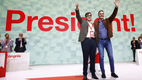 El presidente del Gobierno, Pedro Sánchez (d) , y el primer secretario del PSC, Salvador Illa (i), saludan durante la clausura del XV Congreso de los socialistas catalanes, celebrado el fin de semana en Barcelona. El presidente del Gobierno, Pedro Sánchez (d) , y el primer secretario del PSC, Salvador Illa (i), saludan durante la clausura del XV Congreso de los socialistas catalanes, celebrado el fin de semana en Barcelona.
