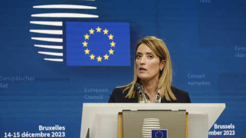La presidenta del Parlamento Europeo, Roberta Metsola, celebra una conferencia de prensa durante la cumbre de líderes de la Unión Europea, a 14 de diciembre de 2023.