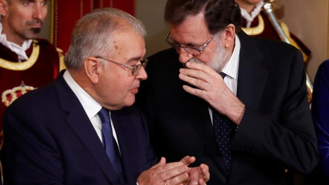Rajoy y el presidente del Tribunal Constitucional, Juan José González Rivas, este miércoles. EFE/ Chema Moya Rajoy y el presidente del Tribunal Constitucional, Juan José González Rivas, este miércoles. EFE/ Chema Moya