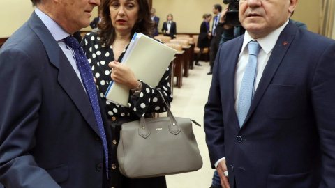 Jesús Sepúlveda, exalcalde de Pozuelo de Alarcón y exmarido de Ana Mato, junto a los diputados del PP Francisco Molinero y Beatriz Escudero antes de su comparencia ante la Comisión de investigación de la financiación del PP. EFE/ J.J.Guillen Jesús Sepúlveda, exalcalde de Pozuelo de Alarcón y exmarido de Ana Mato, junto a los diputados del PP Francisco Molinero y Beatriz Escudero antes de su comparencia ante la Comisión de investigación de la financiación del PP. EFE/ J.J.Guillen