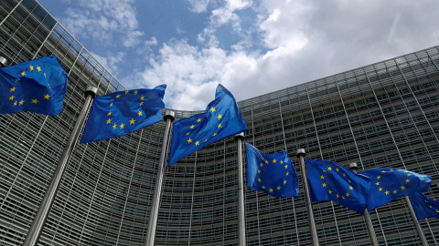 Las banderas de la Unión Europea ondean frente a la sede de la Comisión Europea en Bruselas. Las banderas de la Unión Europea ondean frente a la sede de la Comisión Europea en Bruselas.