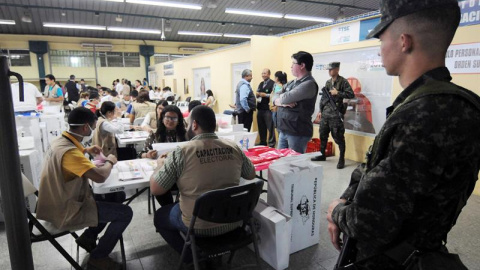 Empleados del Tribunal Supremo Electoral (TSE) de Honduras comienzan el escrutinio especial.- EFE Empleados del Tribunal Supremo Electoral (TSE) de Honduras comienzan el escrutinio especial.- EFE