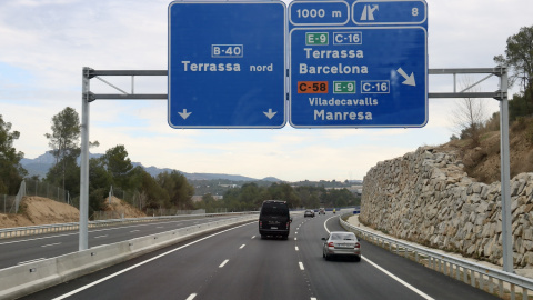 Cartells de sortida a Terrassa i d'enllaç a la V-58, l'E-9 i la C-16 des de la B-40.