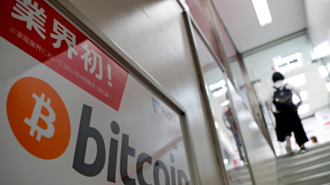 El logo de Bitcoin en una tienda electrónica en Tokio. REUTERS/Kim Kyung-Hoon El logo de Bitcoin en una tienda electrónica en Tokio. REUTERS/Kim Kyung-Hoon