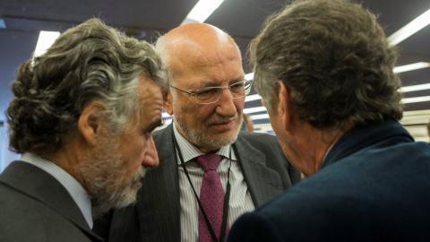 El presidente de Mercadona Joan Roig (c) habla con los empresarios Fernando Rodes (i) y Artur Carulla (d), durante la reunión anual del Instituto de la Empresa Familiar (IEF). EFE/Quique García El presidente de Mercadona Joan Roig (c) habla con los empresarios Fernando Rodes (i) y Artur Carulla (d), durante la reunión anual del Instituto de la Empresa Familiar (IEF). EFE/Quique García