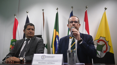 El interventor federal en la seguridad pública del Distrito Federal, Ricardo Cappelli (d), y el nuevo secretario de Seguridad del Distrito Federal, Sandro Avelar (i), en Brasilia (Brasil), a 27 de enero. El interventor federal en la seguridad pública del Distrito Federal, Ricardo Cappelli (d), y el nuevo secretario de Seguridad del Distrito Federal, Sandro Avelar (i), en Brasilia (Brasil), a 27 de enero.