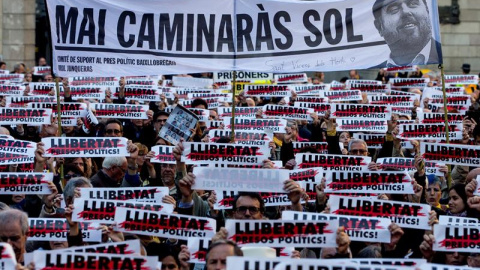Aspecto de la concentración en la plaza Sant Jaume de Barcelona, en solidaridad con Oriol Junqueras y Joaquim Forn el pasado 2 de mayo. /EFE Aspecto de la concentración en la plaza Sant Jaume de Barcelona, en solidaridad con Oriol Junqueras y Joaquim Forn el pasado 2 de mayo. /EFE