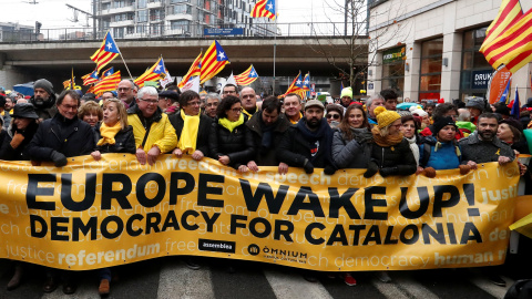 Cabecera de la manifestación convocada por la ANC en Bruselas, con Carles Puigdemont y Marta Rovira, entre otros. . REUTERS/Yves Herman Cabecera de la manifestación convocada por la ANC en Bruselas, con Carles Puigdemont y Marta Rovira, entre otros. . REUTERS/Yves Herman
