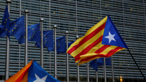 Banderas estreladas de los manifestantes convocados por ANC junto a las banderas de la UE plantadas frente a la sede de la Comisión Europea, en Bruselas. REUTERS/Darrin Zammit Lupi Banderas estreladas de los manifestantes convocados por ANC junto a las banderas de la UE plantadas frente a la sede de la Comisión Europea, en Bruselas. REUTERS/Darrin Zammit Lupi