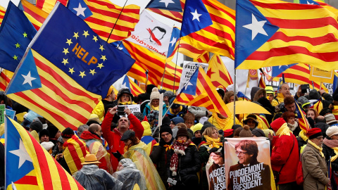 Participantes con esteladas en la manifestación convocada por ANC en Bruselas.. REUTERS/Yves Herman Participantes con esteladas en la manifestación convocada por ANC en Bruselas.. REUTERS/Yves Herman