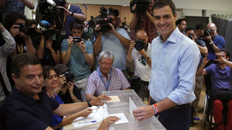 Pedro Sánchez vota en las elecciones generales de 2016. EFE