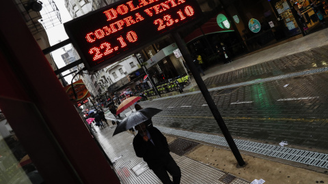 Vista de un cartel de una casa de cambio en el centro de Buenos Aires (Argentina). EFE/David Fernández Vista de un cartel de una casa de cambio en el centro de Buenos Aires (Argentina). EFE/David Fernández