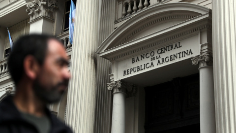 Un homber pasa junto a la sede del Banco Central argentino, en el distrito financiero de Buenos Aires. REUTERS/Marcos Brindicci Un homber pasa junto a la sede del Banco Central argentino, en el distrito financiero de Buenos Aires. REUTERS/Marcos Brindicci