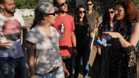 Efi Latsoudi (derecha) en la visita del grupo, con Julio Latorre y Enrique Rodríguez al fondo. MARÍA IGLESIAS Efi Latsoudi (derecha) en la visita del grupo, con Julio Latorre y Enrique Rodríguez al fondo. MARÍA IGLESIAS
