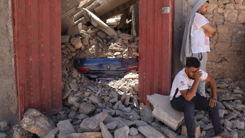 11/9/23 Dos vecinos de la localidad de Tafeghaghte, a 60 kilómetros al sur de Marrakesh, frente a una vivienda derrumbada. 11/9/23 Dos vecinos de la localidad de Tafeghaghte, a 60 kilómetros al sur de Marrakesh, frente a una vivienda derrumbada.