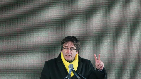 El expresidente de la Generalitat Carles Puigdemont pronuncia su discurso durante la manifestación independentista.- EFE El expresidente de la Generalitat Carles Puigdemont pronuncia su discurso durante la manifestación independentista.- EFE