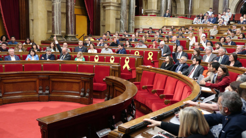 El ple del Parlament de Catalunya d'aquest dijous i divendres, que ha aprovat la modificació de la Llei de la Presidència per permetre investidures a distància. | Parlament de Catalunya. El ple del Parlament de Catalunya d'aquest dijous i divendres, que ha aprovat la modificació de la Llei de la Presidència per permetre investidures a distància. | Parlament de Catalunya.