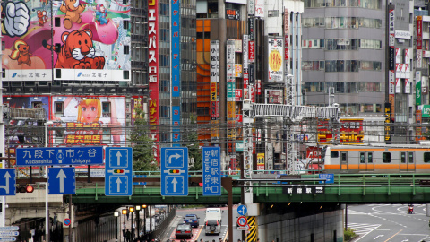 Gente cruzando la calle en el barrio comercial de Tokio. REUTERS/Kim Kyung-Hoon Gente cruzando la calle en el barrio comercial de Tokio. REUTERS/Kim Kyung-Hoon