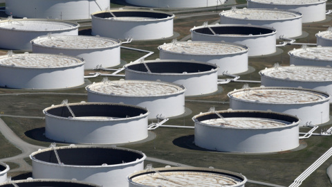 Depósitos de almacén de petróleo en Cushing (Oklahoma, EEUU). REUTERS/Nick Oxford Depósitos de almacén de petróleo en Cushing (Oklahoma, EEUU). REUTERS/Nick Oxford