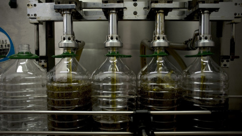 Garrafas de aceite de oliva en una fábrica de Andalucía. Garrafas de aceite de oliva en una fábrica de Andalucía.