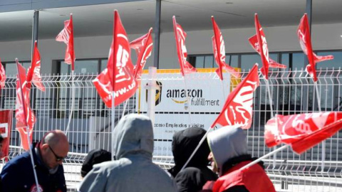 Trabajadores de Amazon frente a la sede de la empresa en San Fernando de Henares en la primera huelga contra la compañía en España, el 21 de marzo de 2018.- EFE Trabajadores de Amazon frente a la sede de la empresa en San Fernando de Henares en la primera huelga contra la compañía en España, el 21 de marzo de 2018.- EFE