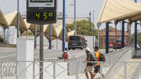 Un termómetro marca 45 grados en plena ola de calor en Sevilla este domingo. Un termómetro marca 45 grados en plena ola de calor en Sevilla este domingo.