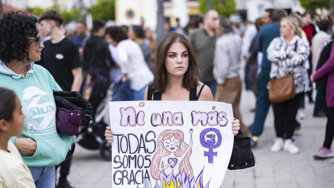 20/3/24 - Un numeroso grupo de vecinos se ha concentrado este lunes en Pizarra (Málaga) para condenar el crimen de Gracia, de 49 años, sexta víctima de violencia machista en España este año. 20/3/24 - Un numeroso grupo de vecinos se ha concentrado este lunes en Pizarra (Málaga) para condenar el crimen de Gracia, de 49 años, sexta víctima de violencia machista en España este año.