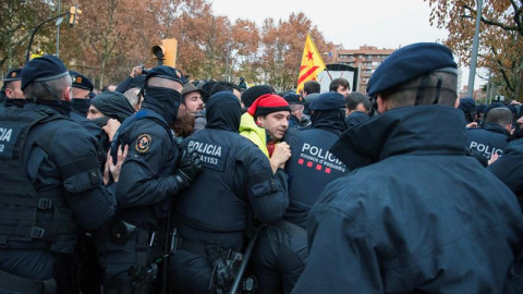 Un momento de la carga de los Mossos contra los manifestantes junto al Museu de Lleida. - EFE Un momento de la carga de los Mossos contra los manifestantes junto al Museu de Lleida. - EFE