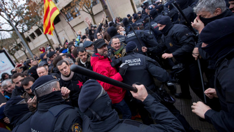 Un momento de la carga de los Mossos contra los manifestantes junto al Museu de Lleida. - REUTERS Un momento de la carga de los Mossos contra los manifestantes junto al Museu de Lleida. - REUTERS