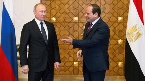 El presidente ruso, Vladimir Putin, junto al de Egipto, Abdel Fattah al-Sisi, durante una visita a El Cairo tras su paso por Siria. - EFE El presidente ruso, Vladimir Putin, junto al de Egipto, Abdel Fattah al-Sisi, durante una visita a El Cairo tras su paso por Siria. - EFE
