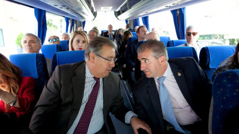 Fotografía facilitada por el Ministerio del Interior del titular del Departamento, Juan Ignacio Zoido (i), conversando con Miguel Folguera, de la asociación Plataforma de apoyo a las víctimas, en el autocar que traslada a los representantes de asociaci Fotografía facilitada por el Ministerio del Interior del titular del Departamento, Juan Ignacio Zoido (i), conversando con Miguel Folguera, de la asociación Plataforma de apoyo a las víctimas, en el autocar que traslada a los representantes de asociaci