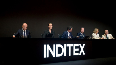 El consejero delegado de Inditex, Óscar García Maceiras, y la presidenta, Marta Ortega, durante la junta general de accionistas, a 11 de julio de 2023, en Arteixo, A Coruña. El consejero delegado de Inditex, Óscar García Maceiras, y la presidenta, Marta Ortega, durante la junta general de accionistas, a 11 de julio de 2023, en Arteixo, A Coruña.