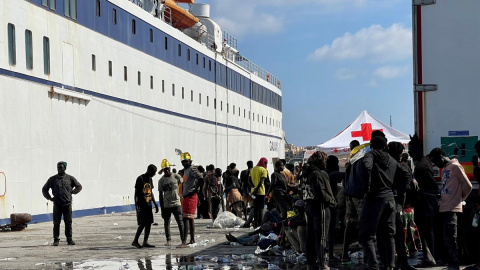 13/09/2023 - Un grupo de migrantes espera en la isla de Lampedusa mientras las autoridades italianas se preparan para trasladar a las personas tras las nuevas llegadas. 13/09/2023 - Un grupo de migrantes espera en la isla de Lampedusa mientras las autoridades italianas se preparan para trasladar a las personas tras las nuevas llegadas.
