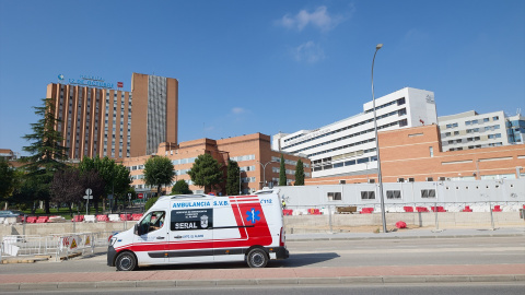 Una ambulancia pasa por el Hospital 12 de octubre, a 8 de septiembre de 2023, en Madrid. Una ambulancia pasa por el Hospital 12 de octubre, a 8 de septiembre de 2023, en Madrid.