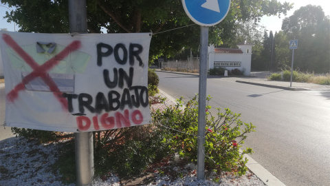 Un cartel junto a la entrada de la base de EEUU en Rota.