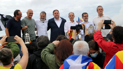 El set dirigents independentistes al final de l'acte després de sortir indultats de la presó de Lledoners. El set dirigents independentistes al final de l'acte després de sortir indultats de la presó de Lledoners.