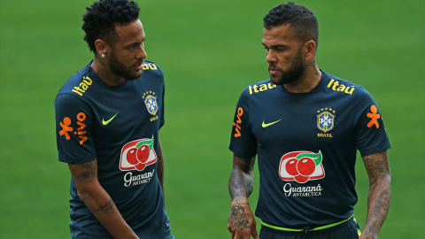 Neymar y Dani Alves participan en una sesión de entrenamiento con la selección brasileña en el Hard Rock Stadium, Miami, a 5 de septiembre de 2019. Neymar y Dani Alves participan en una sesión de entrenamiento con la selección brasileña en el Hard Rock Stadium, Miami, a 5 de septiembre de 2019.