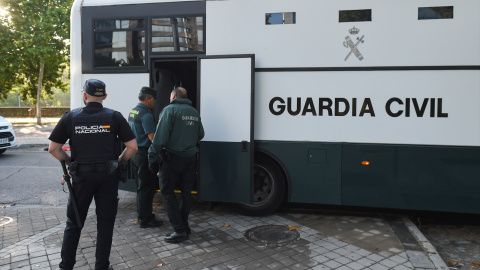 Varios agentes de la Guardia Civil y de Policía Nacional junto a un autobús de la Guardia Civil. Varios agentes de la Guardia Civil y de Policía Nacional junto a un autobús de la Guardia Civil.