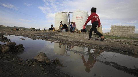 Varios niños caminan en busca de agua a las afueras de Saná, en Yemen. Varios niños caminan en busca de agua a las afueras de Saná, en Yemen.