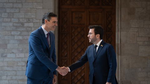 El presidente del Gobierno, Pedro Sánchez (i), y el president de la Generalitat de Catalunya, Pere Aragonès (d), se reúnen en el Palau de la Generalitat, a 21 de diciembre de 2023, en Barcelona El presidente del Gobierno, Pedro Sánchez (i), y el president de la Generalitat de Catalunya, Pere Aragonès (d), se reúnen en el Palau de la Generalitat, a 21 de diciembre de 2023, en Barcelona