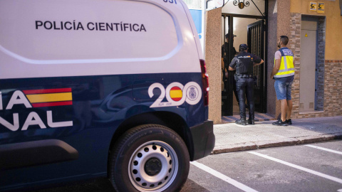 Un equipo de Policía Científica en la puerta del inmueble de Castellón donde han sido hallados los dos cadáveres, a 15 de septiembre de 2023 Un equipo de Policía Científica en la puerta del inmueble de Castellón donde han sido hallados los dos cadáveres, a 15 de septiembre de 2023
